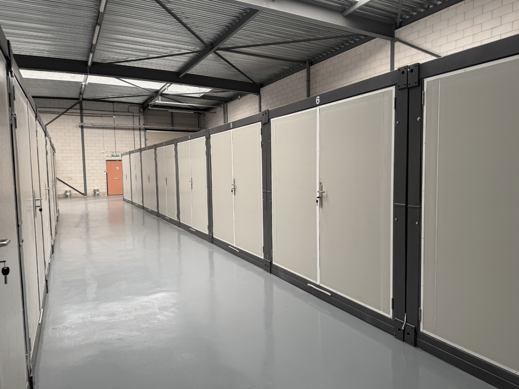 Binnenzijde van een geopende opslagunit in het opslagcomplex