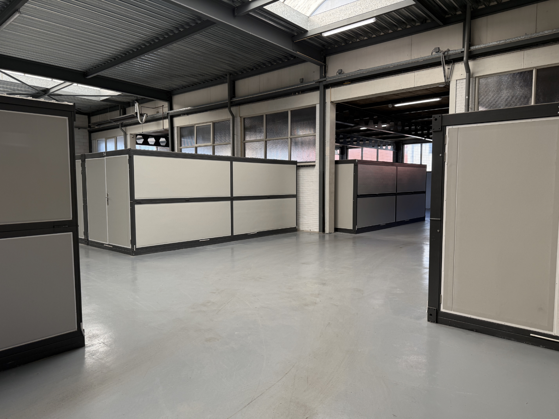 Brede binnenruimte met opslagunits en vrije doorgang voor laden en lossen